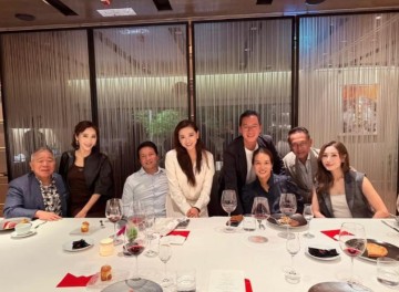 李嘉欣黎姿携老公聚餐，两大豪门夫妻甘愿镶边，C位是郭晶晶闺蜜